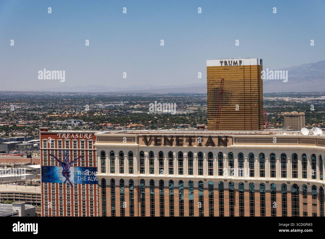 Las Vegas, Nevada - 27. Juni 2025: Las Vegas Strip mit Trump, Venetian und Treasure Island Casino Hotels Stockfoto