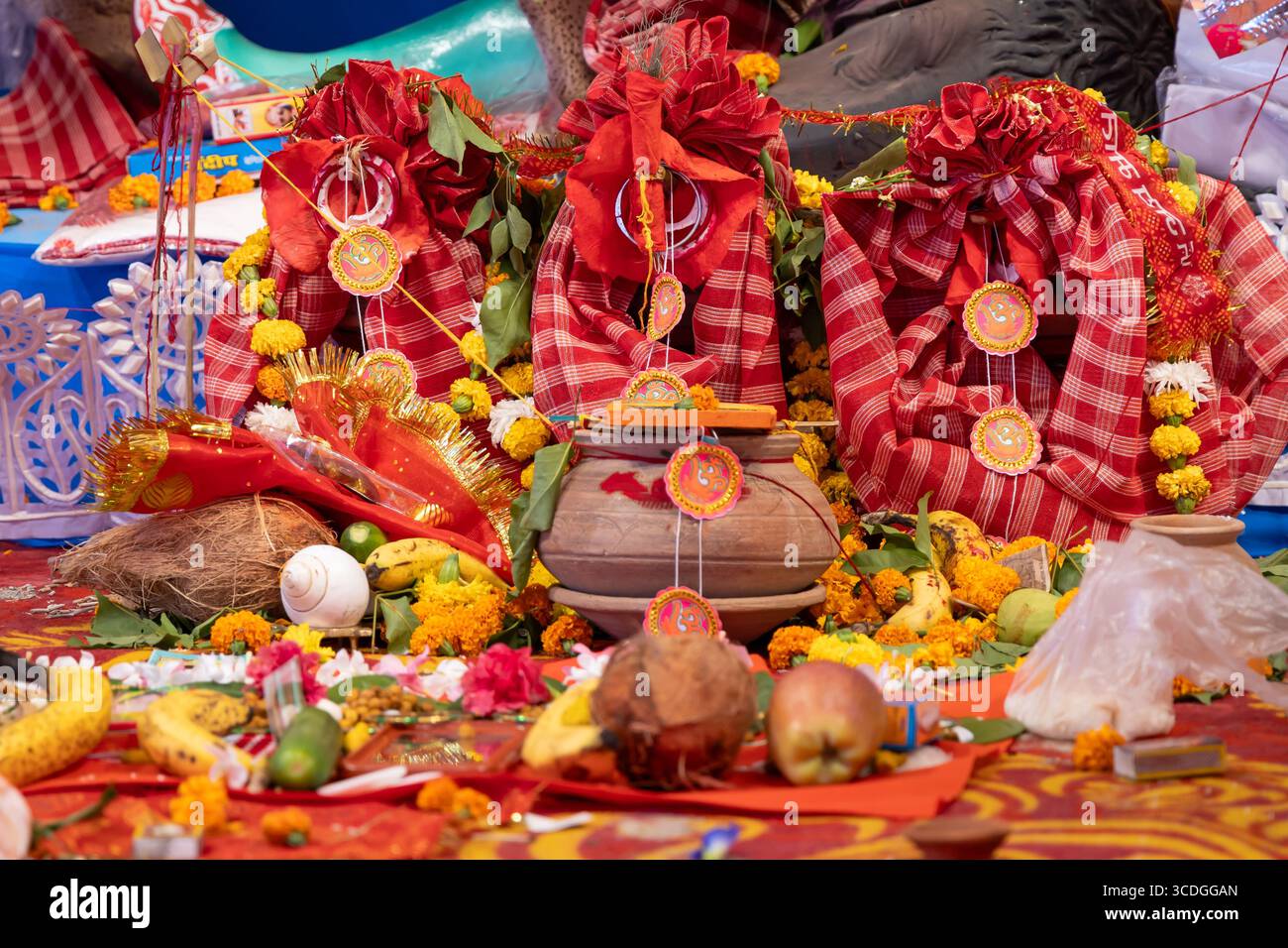 heiliges kalash-Thapana beim hindu-Festival durga Puja-Feier am Tag im Tempel Stockfoto