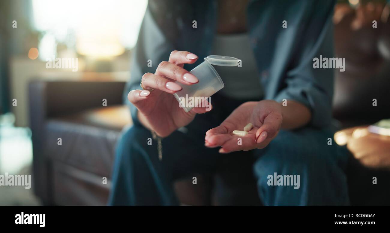 Hände, Haus und Frau auf Sofa, Pillen und Behälter mit medizinischer Behandlung, Krankheit und Dosierung. Großaufnahme, Wohnung und Person mit Rezept Stockfoto