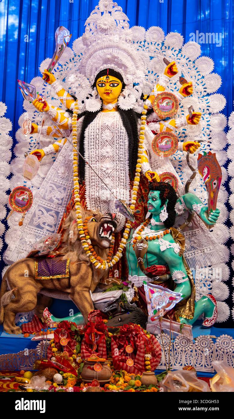 hindu-durga-Idole bei der traditionellen Abenddämmerung am Tag Stockfoto