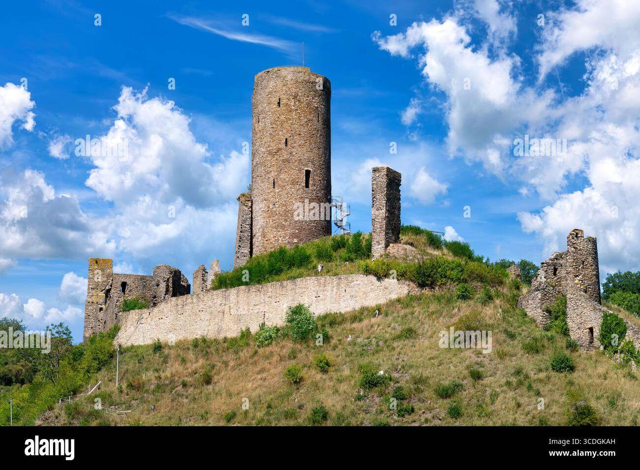 Ruinen von Philippsburg in Monreal, Deutschland, auf einem Hügel unter hellblauem Sommerhimmel Stockfoto