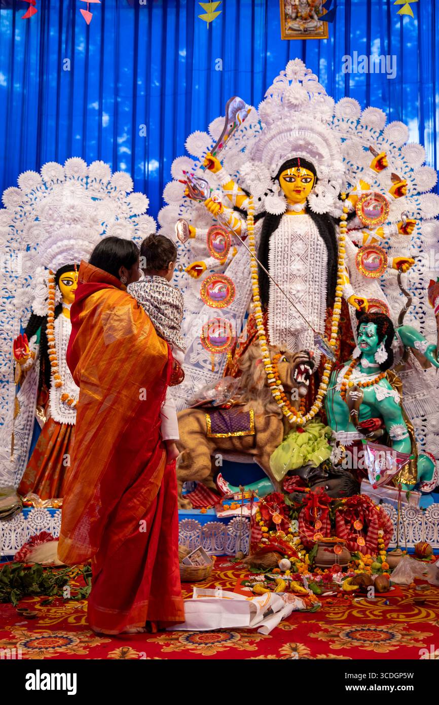 Die geweihte Göttin durga-Göttin beten während der Abenddämmerung bei Tageslicht Stockfoto