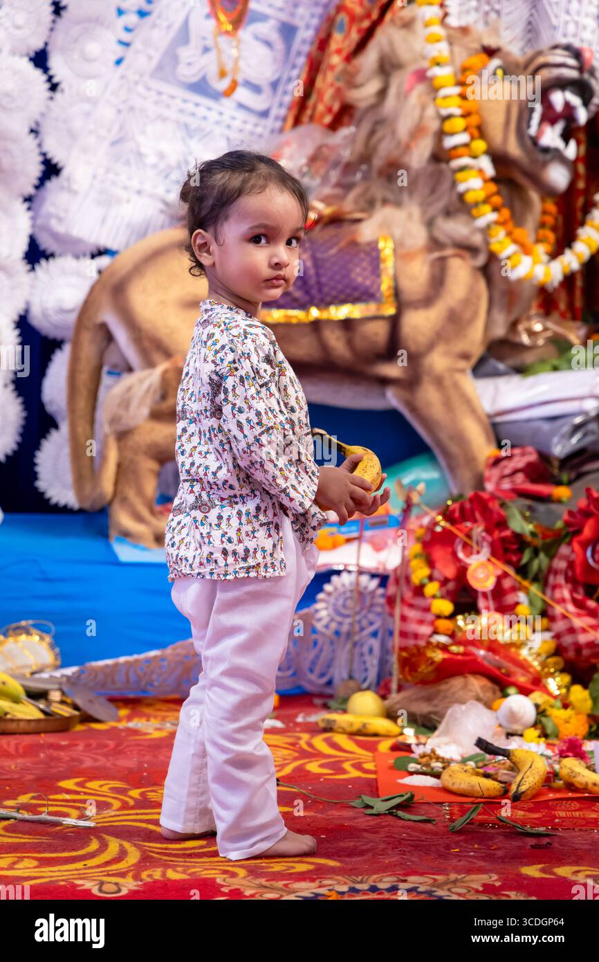 Dekoriertes durga-Idol mit gefaltetem Kind-Anhänger in der Abenddämmerung am Tag Stockfoto