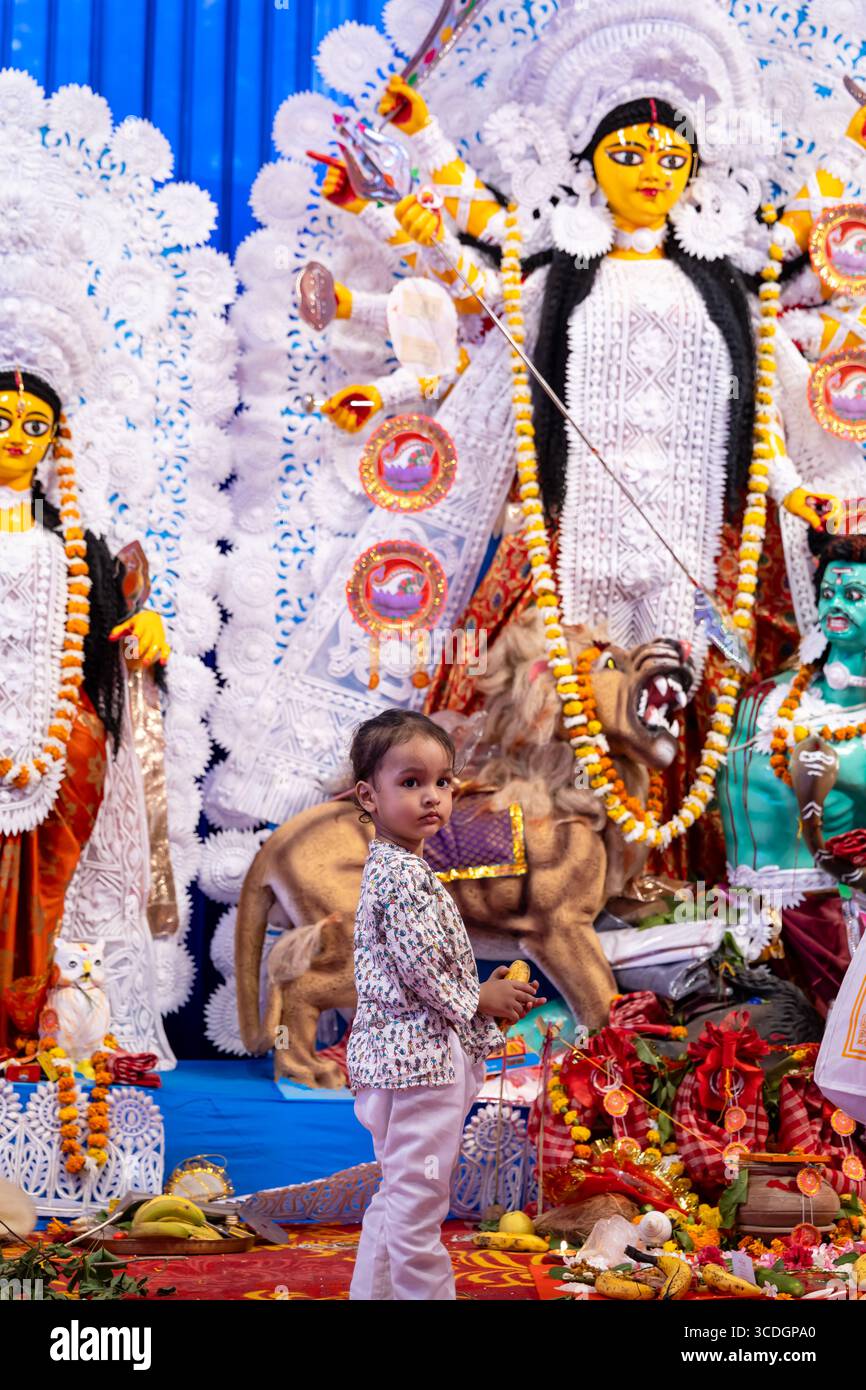 Dekoriertes durga-Idol mit gefaltetem Kind-Anhänger in der Abenddämmerung am Tag Stockfoto