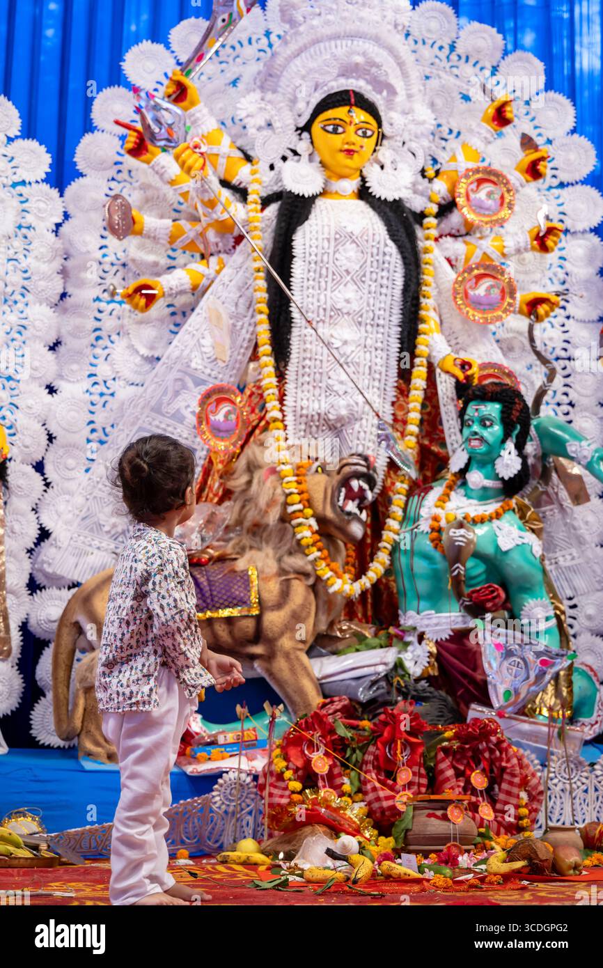 Dekoriertes durga-Idol mit gefaltetem Kind-Anhänger in der Abenddämmerung am Tag Stockfoto