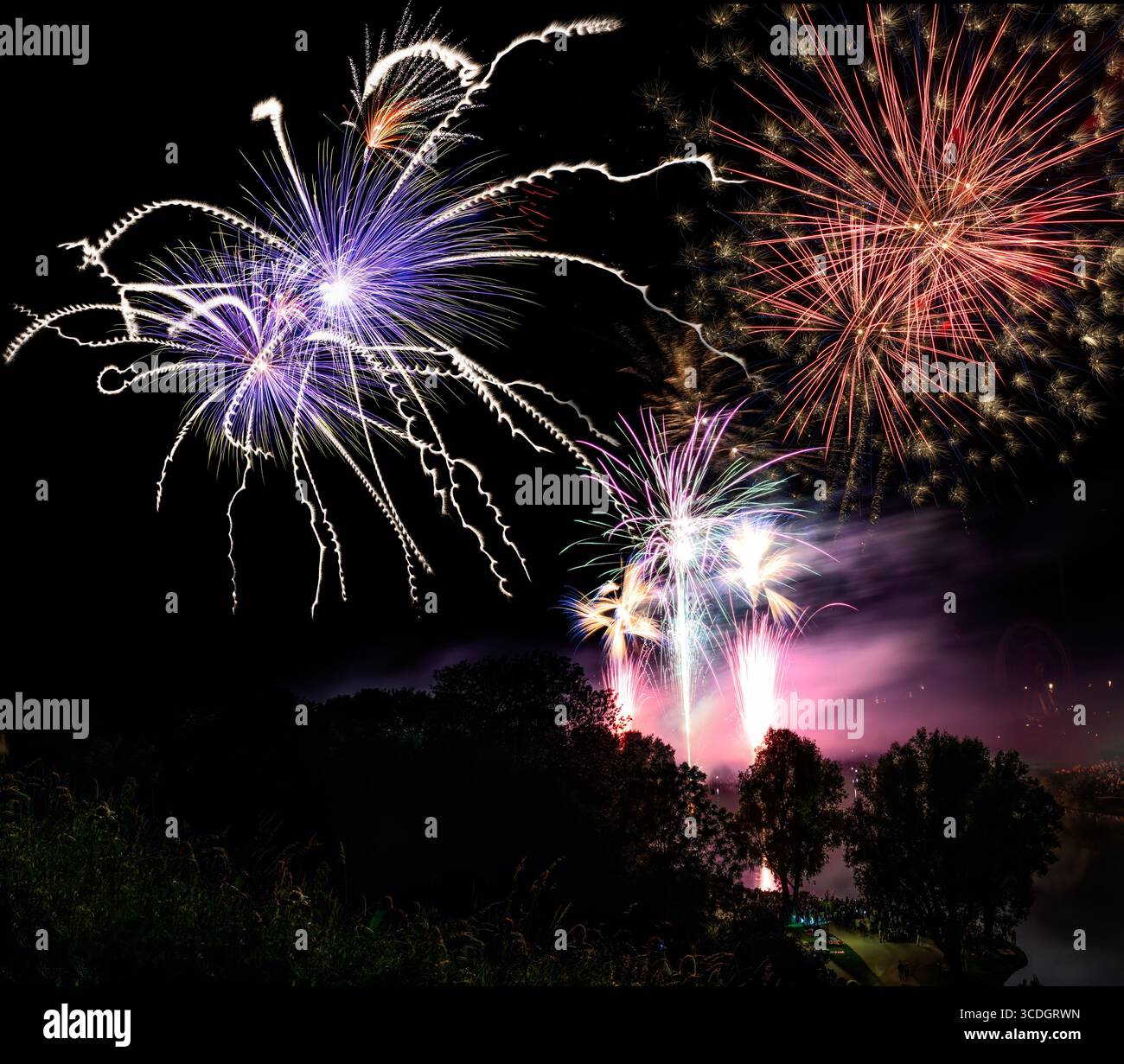 Feuerwerk am Nachthimmel bei einem Festival Stockfoto