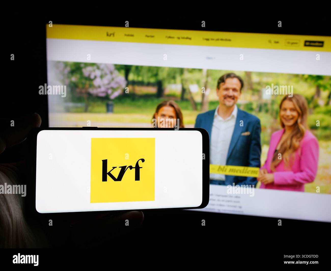 Stuttgart, Deutschland, 24. 07. 2025: Person mit Smartphone mit Logo der norwegischen Partei Kristelig Folkeparti (KrF) auf dem Bildschirm vor der Website. Stockfoto