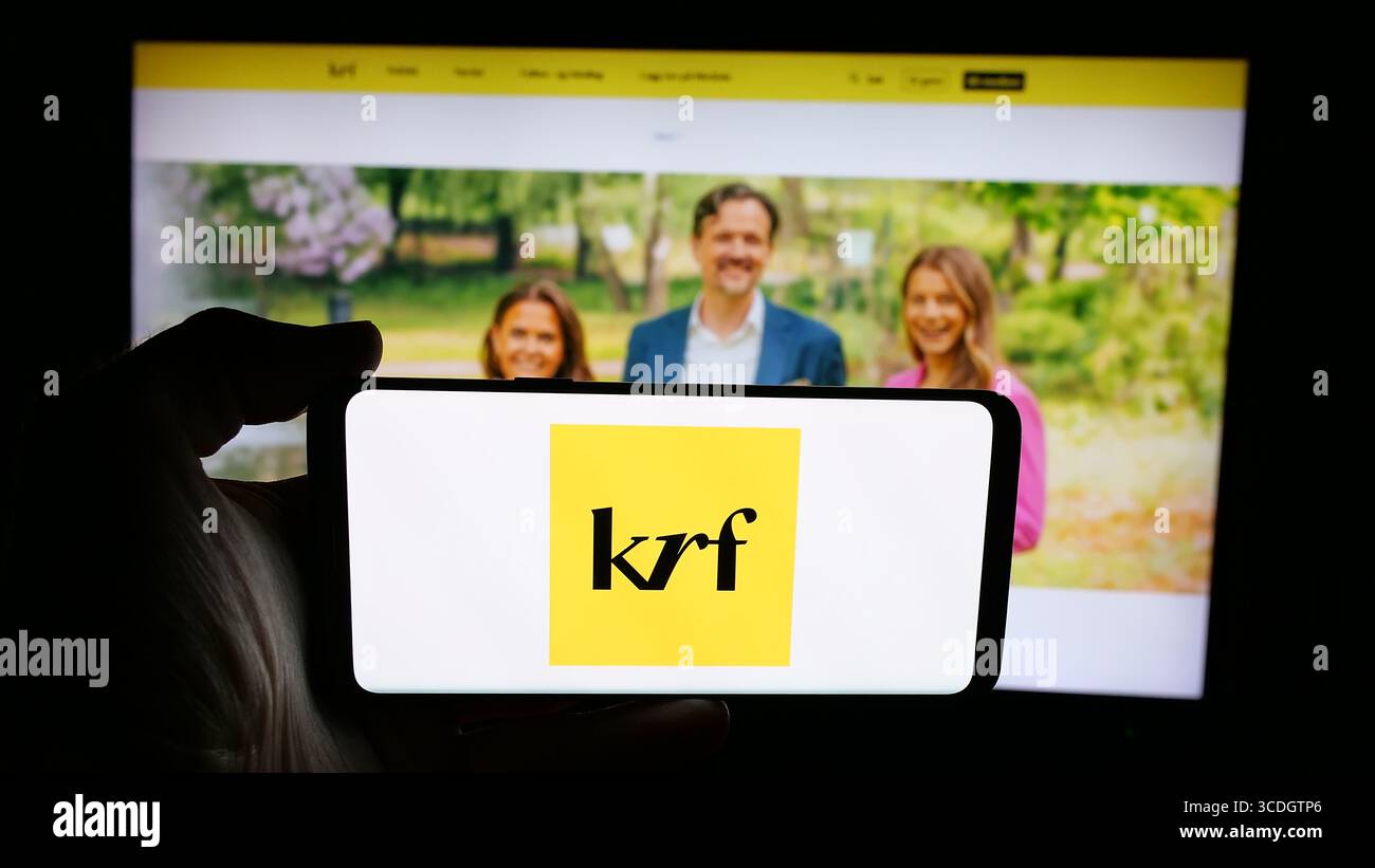 Stuttgart, Deutschland - 24. 07. 2025: Person mit Handy mit Logo der norwegischen Partei Kristelig Folkeparti (KrF) auf dem Bildschirm vor der Webseite. Stockfoto