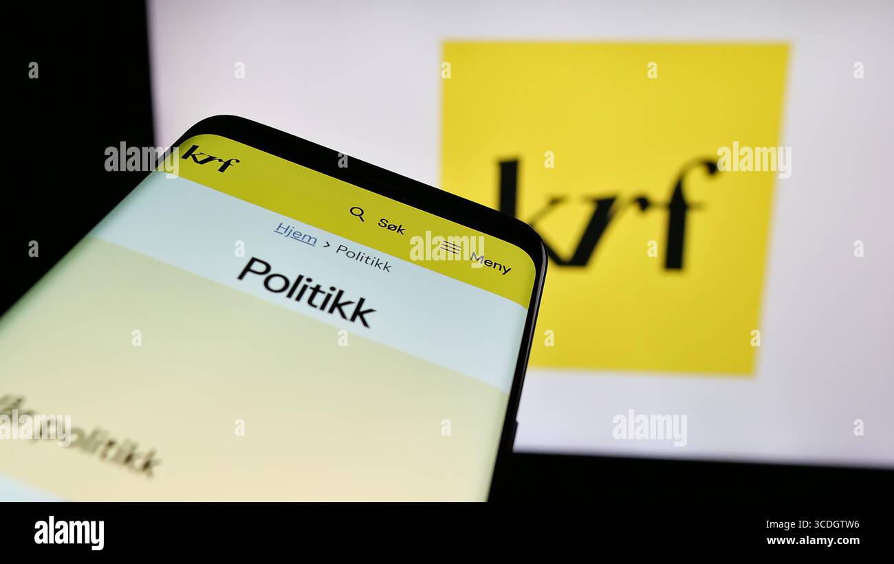 Stuttgart, 24. 07. 2025: Mobiltelefon mit Website der norwegischen Partei Kristelig Folkeparti (KrF) auf dem Bildschirm vor dem Logo. Stockfoto