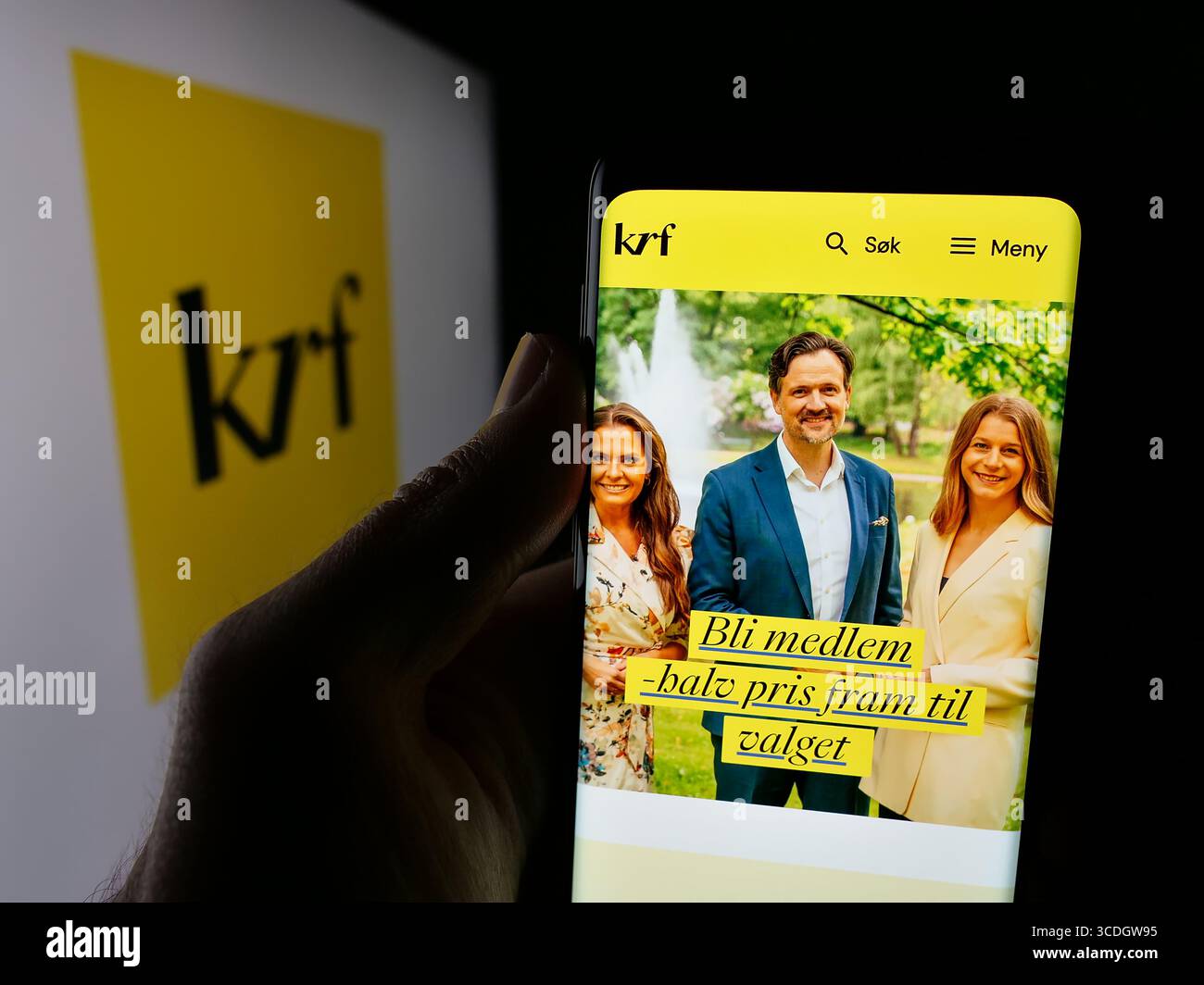 Stuttgart, Deutschland - 24. 07. 2025: Handybesitzer mit Webseite der norwegischen Partei Kristelig Folkeparti (KrF) auf dem Bildschirm vor dem Logo. Stockfoto