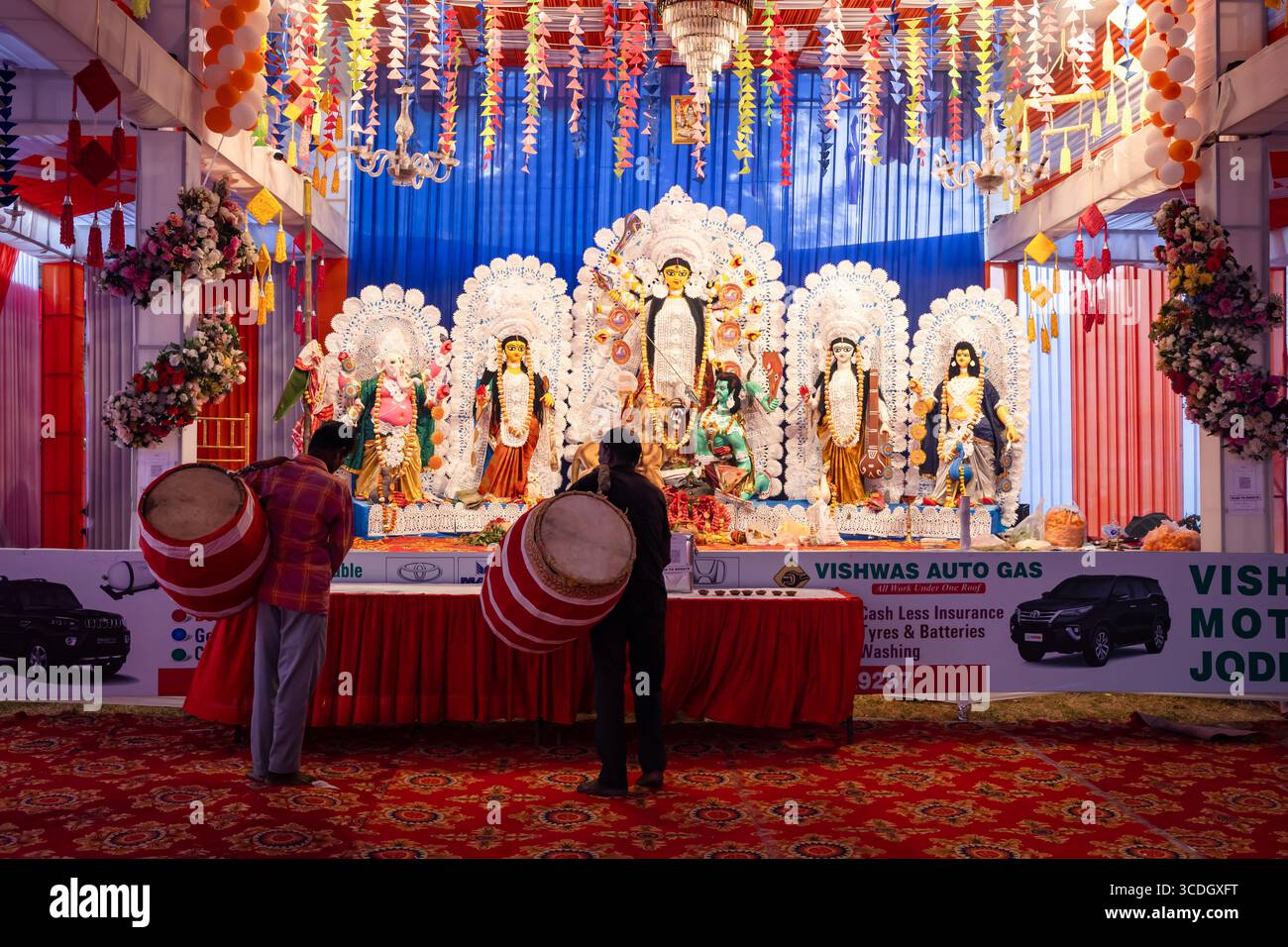 Göttin durga Statue Anbetungsszene beim Abenddämmerfest mit traditionellem Trommelschlag im Indoor-Video wird im durga Puja Pandal jodhpur rajasthan aufgenommen Stockfoto