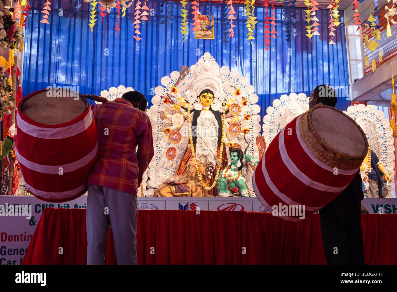 Göttin durga Statue Anbetungsszene beim Abenddämmerfest mit traditionellem Trommelschlag im Indoor-Video wird im durga Puja Pandal jodhpur rajasthan aufgenommen Stockfoto
