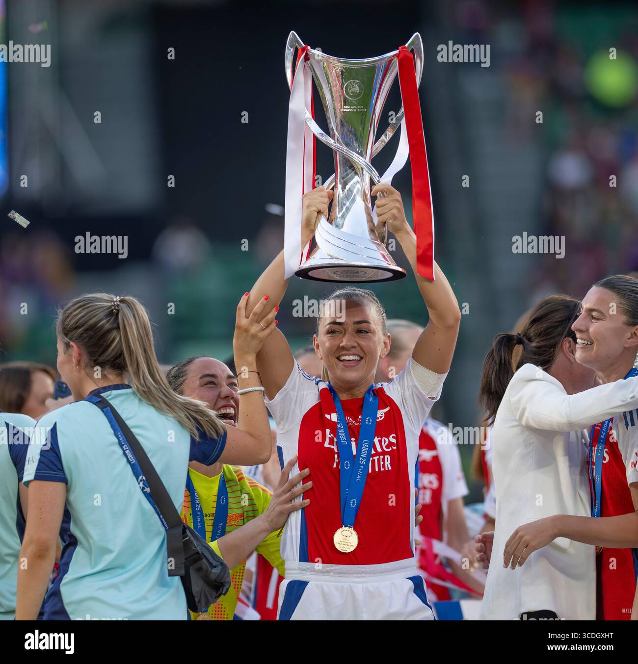 Katie McCabe holt die UEFA Women's Champions League-Trophäe Stockfoto