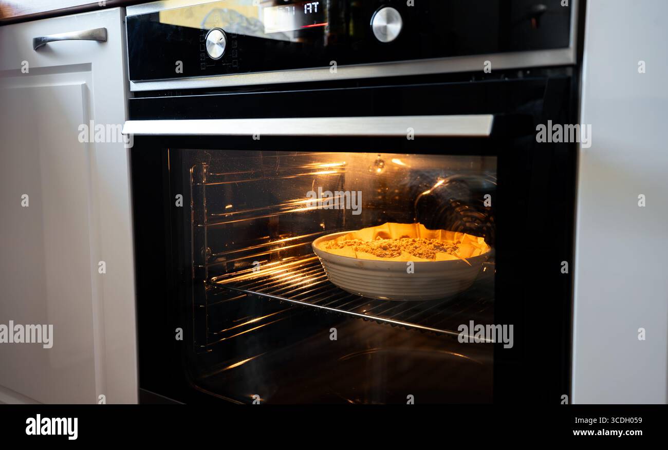 Der Shortbread Pie wird im Ofen gebacken. Stockfoto