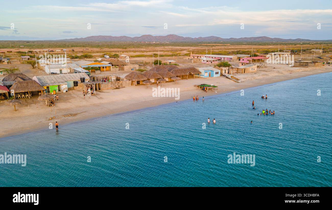 Malerischer Blick auf Cabo de la Vela, La Guajira, mit einem Küstendorf mit traditionellen Hütten und Strandmenschen. Stockfoto