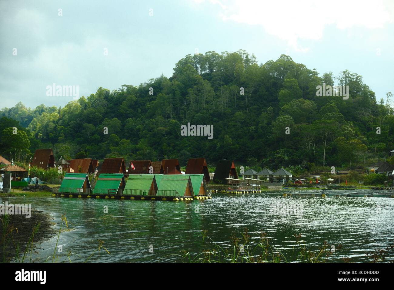 Schwimmendes Cabin Village und Häuser auf einem Bergsee Stockfoto