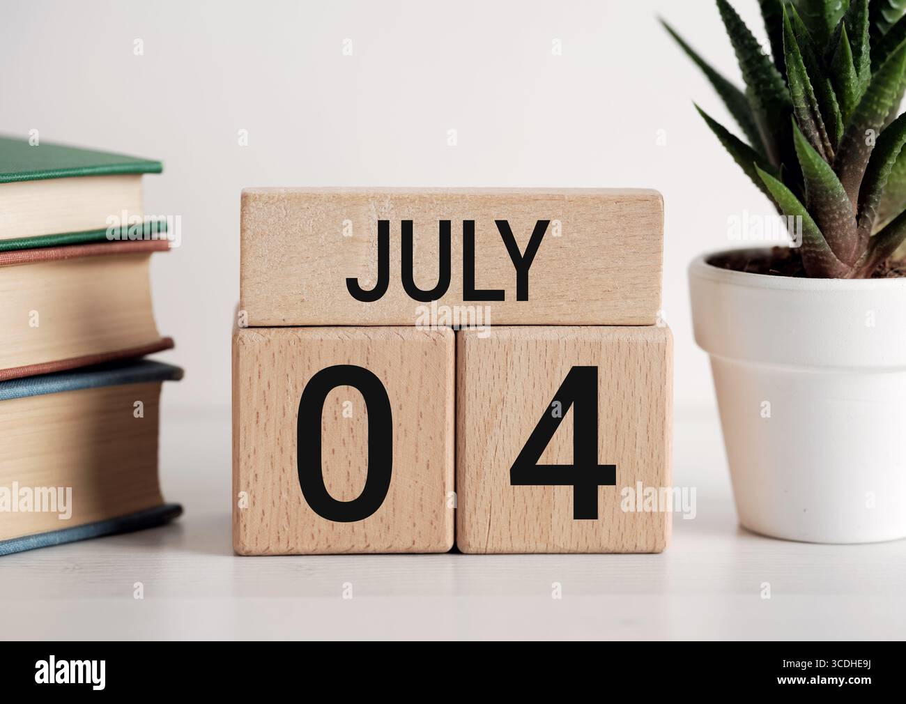 Hölzerner Kalender mit dem 4. Juli, dem Datum des Unabhängigkeitstages der Vereinigten Staaten. Stockfoto