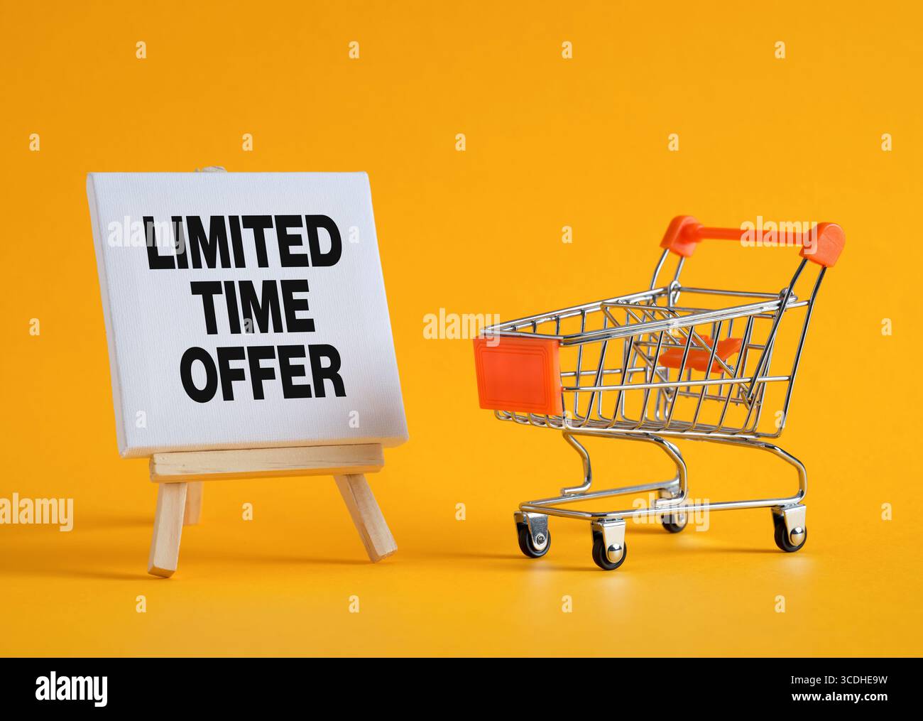 Warenkorb mit einem Schild für zeitlich begrenzte Angebote, das die Dringlichkeit von Werbeaktionen und Last-Minute-Angeboten im Einzelhandel und E-Commerce hervorhebt. Stockfoto