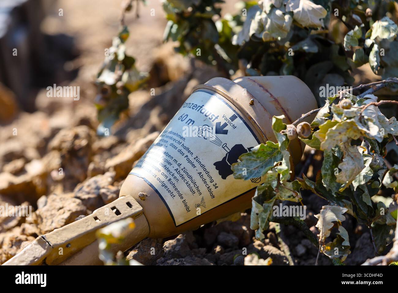 Deutsche Panzerfaust-Rückstoßwaffe aus dem 2. Weltkrieg auf dem Yorkshire Wartime Experience Weekend, Großbritannien Stockfoto