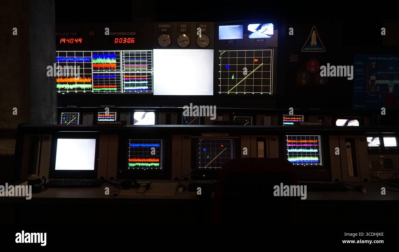 NASA Space Shuttle Mission Control Room mit Countdown und Telemetrie-Displays Stockfoto