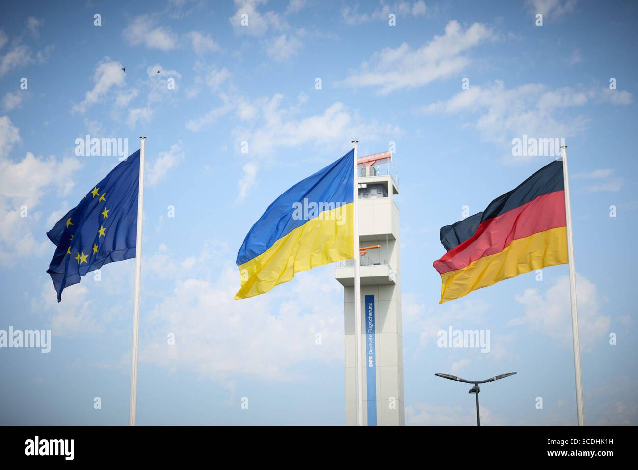 Der ukrainische Präsident Wolodymyr Zelensky wird von Bundeskanzler Friedrich Merz begrüßt. Der ukrainische Präsident Wolodymyr Zelensky wird von Bundeskanzler Friedrich Merz begrüßt, als er am 13. August 2025 im Garten des Kanzleramtes in Berlin an einer Videokonferenz europäischer Führer mit dem US-Präsidenten über den Ukraine-Krieg teilnimmt. Die europäischen Staats- und Regierungschefs werden Online-Gespräche mit US-Präsident Trump führen, in der Hoffnung, ihn davon zu überzeugen, die Interessen der Ukraine zu respektieren, wenn er am Freitag, den 15. August, in Alaska über den Krieg mit Putin spricht. Foto von PRES Stockfoto