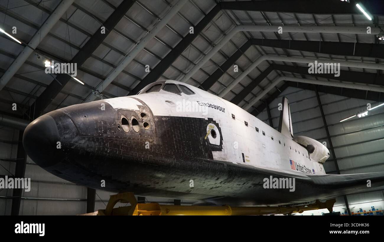 Das pensionierte NASA Space Shuttle Endeavour wird im Samuel Oschin Pavillon im California Science Center in Los Angeles, CA, USA, ausgestellt Stockfoto