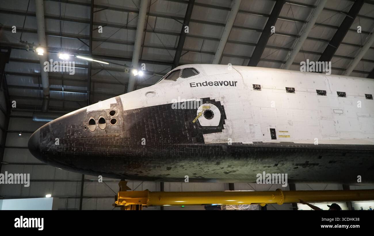 Detaillierte Nahaufnahme der Nase und des vorderen Rumpfes des NASA Space Shuttle Endeavour mit Wärmeschutzplatten, Cockpitfenstern und Namensmarkierungen Stockfoto