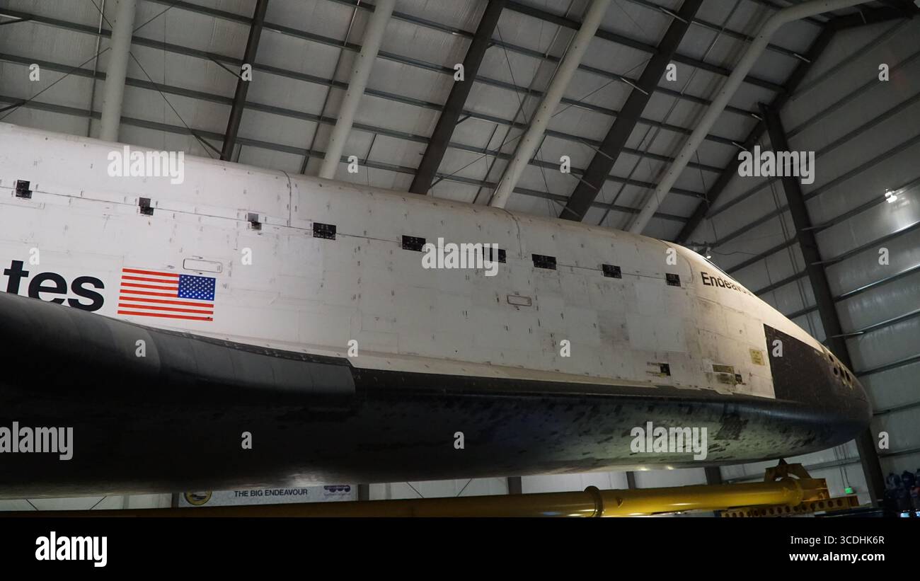 Detaillierte Nahaufnahme der Nase und des vorderen Rumpfes des NASA Space Shuttle Endeavour mit Wärmeschutzplatten, Cockpitfenstern und Namensmarkierungen Stockfoto