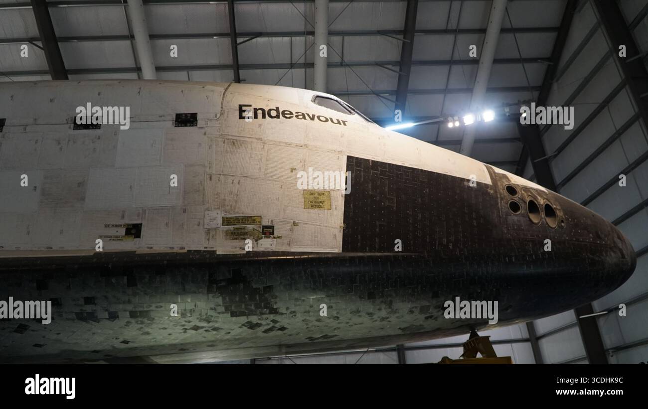 Detaillierte Nahaufnahme der Nase und des vorderen Rumpfes des NASA Space Shuttle Endeavour mit Wärmeschutzplatten, Cockpitfenstern und Namensmarkierungen Stockfoto