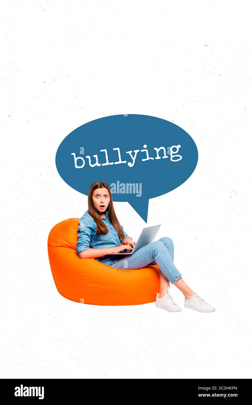 Vorlage Poster 3D Foto Collage von Cybermobbing Sprache Wolke junge Dame sitzen Sitzsack halten Laptop stoppen Verbrechen Druck Hass Opfer Problem Stockfoto