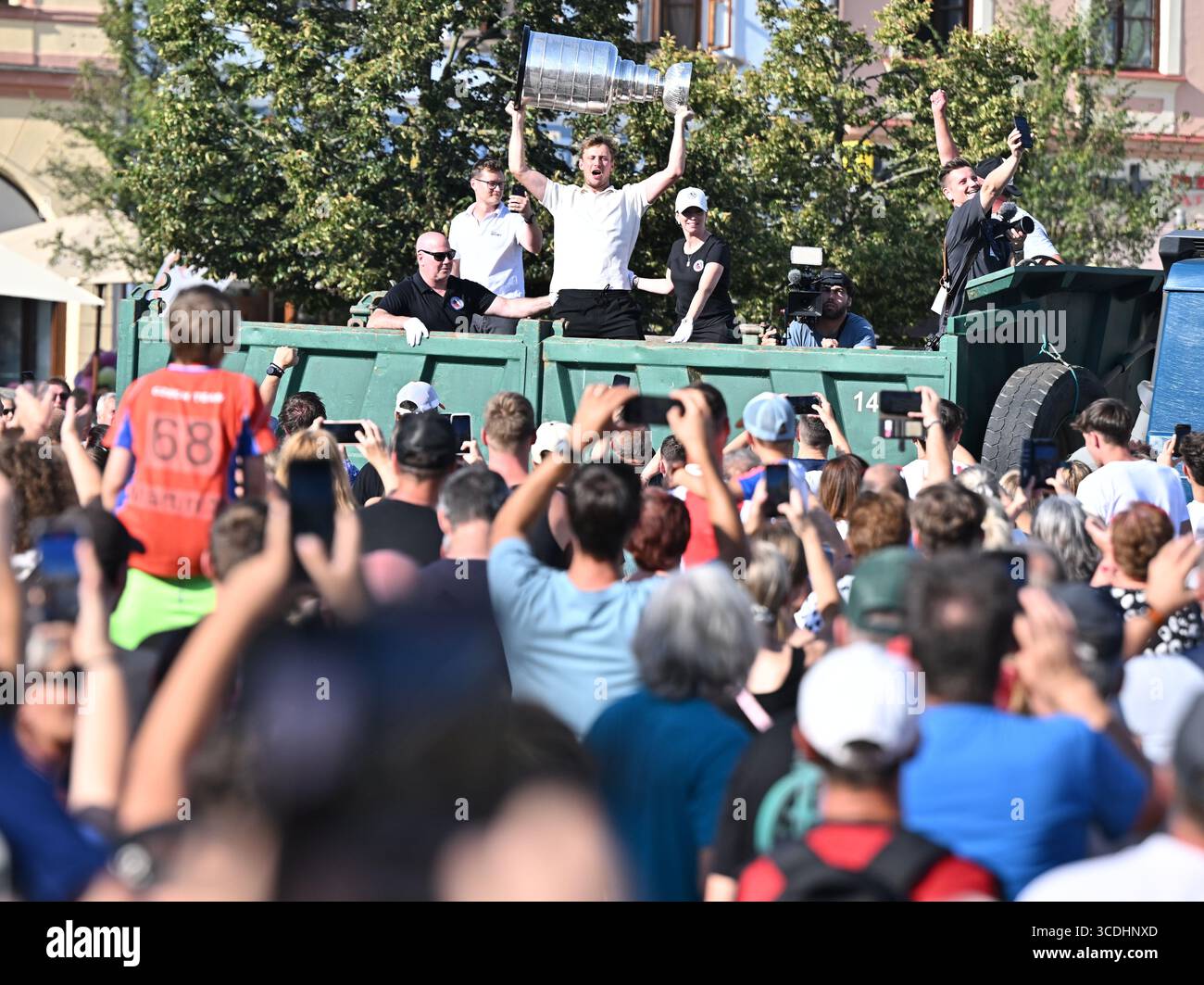 Havlickuv Brod, Tschechische Republik. August 2025. Der tschechische Eishockeytorhüter Vitek Vanecek feiert in Tschechien mit Fans, nachdem er am 13. August 2025 den Stanley Cup mit den Florida Panthers in Havlickuv Brod gewonnen hat. Quelle: Lubos Pavlicek/CTK Photo/Alamy Live News Stockfoto