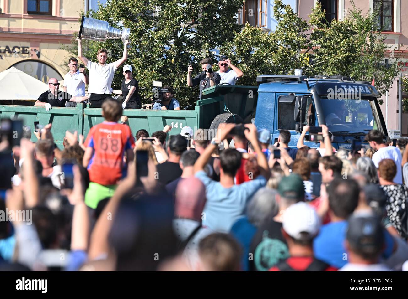 Havlickuv Brod, Tschechische Republik. August 2025. Der tschechische Eishockeytorhüter Vitek Vanecek feiert in Tschechien mit Fans, nachdem er am 13. August 2025 den Stanley Cup mit den Florida Panthers in Havlickuv Brod gewonnen hat. Quelle: Lubos Pavlicek/CTK Photo/Alamy Live News Stockfoto