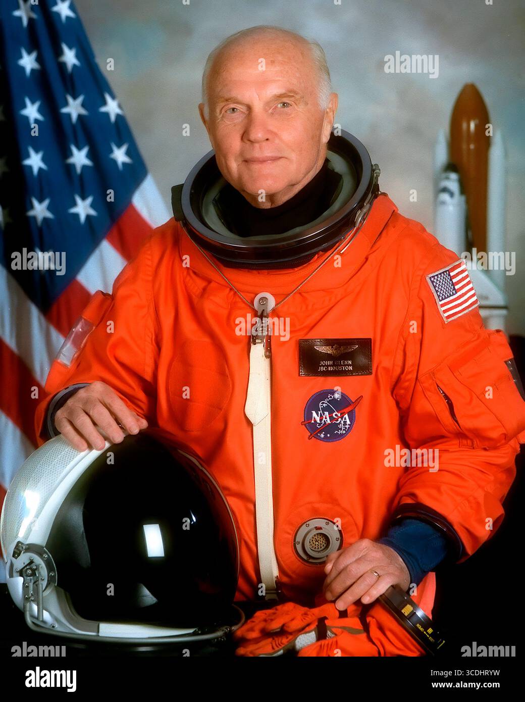 John Glenn. Porträt des amerikanischen Astronauten und Politikers John Herschel Glenn Jr. (1921–2016), offizielles NASA-Porträt, 1998 Stockfoto