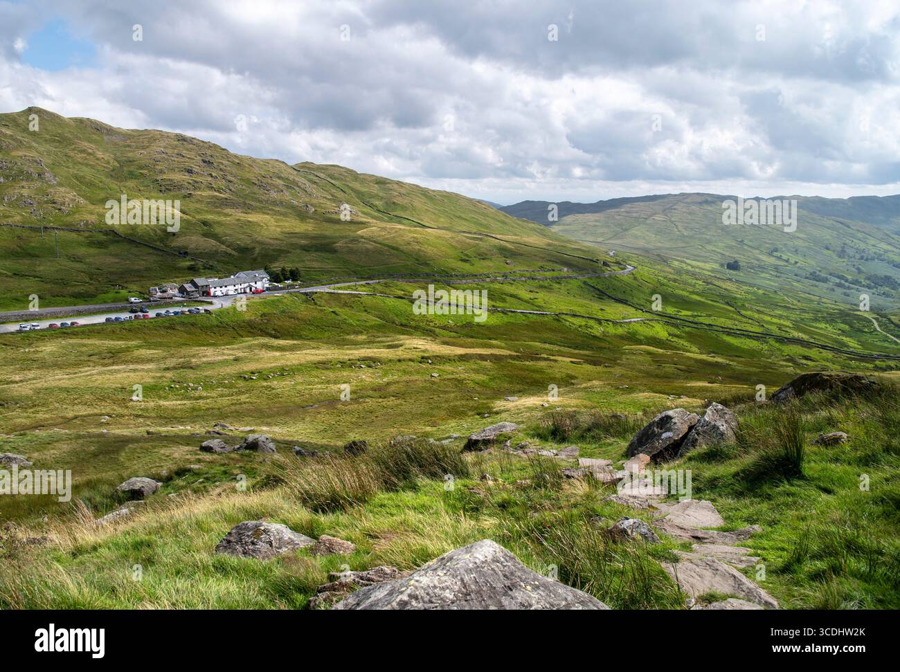 Blick auf das abgelegene Kirkstone Pass Inn, den höchsten Pub in Cumbria, das sich in der Nähe von Ambleside in England, Großbritannien, befindet. Stockfoto