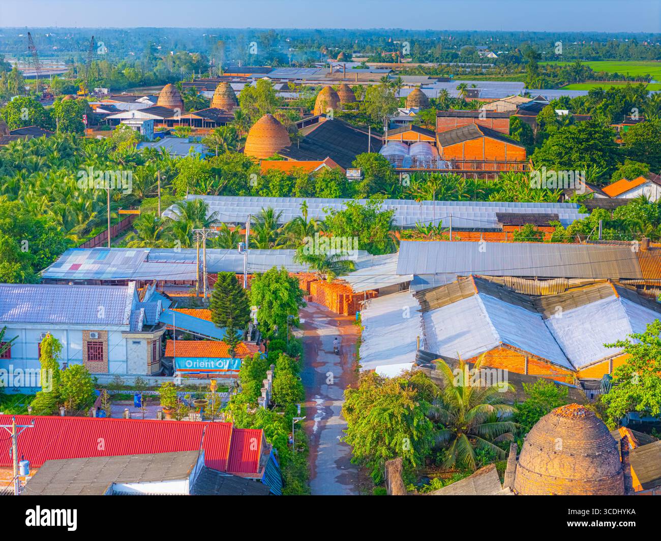 Luftaufnahme des Mang Thit Backsteinofens in Vinh Long. Gebrannte Tonziegel für den traditionellen Bau von Vietnamesisch, Mekong Delta, Provinz Vinh Long, Stockfoto Luftaufnahme des Mang Thit Backsteinofens in Vinh Long. Gebrannte Tonziegel für den traditionellen Bau von Vietnamesisch, Mekong Delta, Provinz Vinh Long, Stockfoto