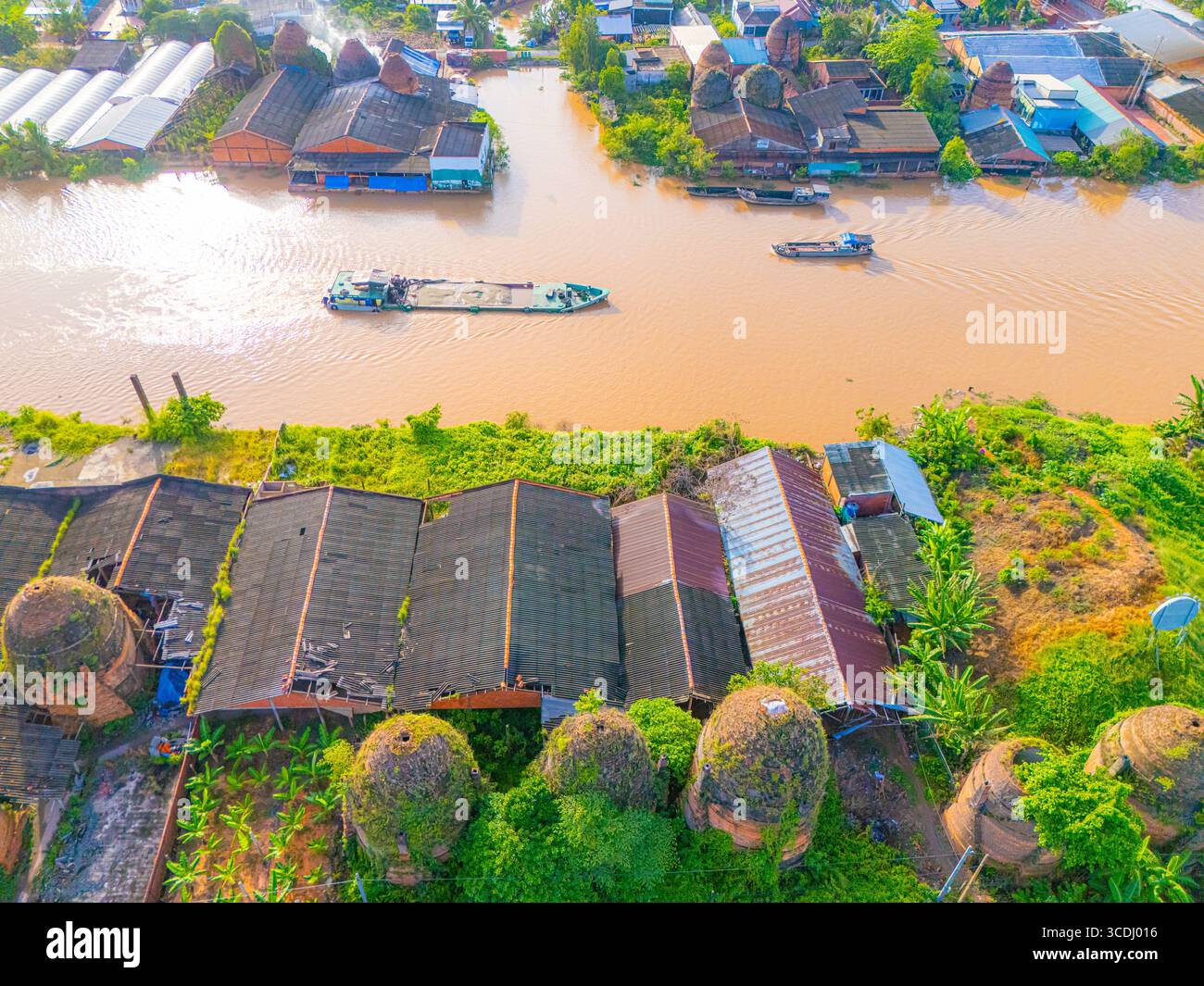 Luftaufnahme des Mang Thit Backsteinofens in Vinh Long. Gebrannte Tonziegel für den traditionellen Bau von Vietnamesisch, Mekong Delta, Provinz Vinh Long, Stockfoto Luftaufnahme des Mang Thit Backsteinofens in Vinh Long. Gebrannte Tonziegel für den traditionellen Bau von Vietnamesisch, Mekong Delta, Provinz Vinh Long, Stockfoto