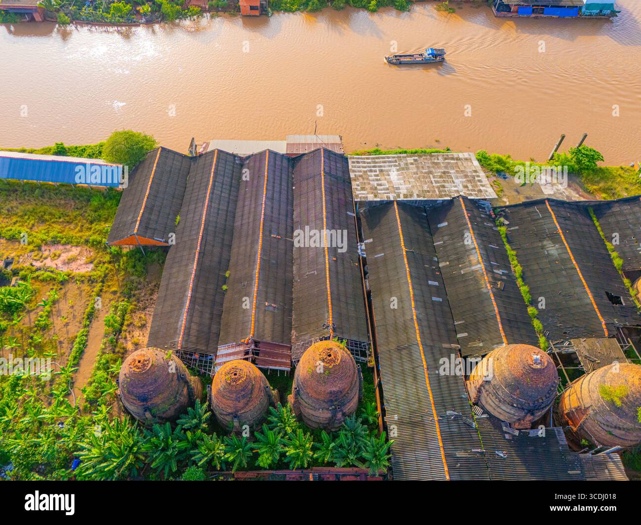 Luftaufnahme des Mang Thit Backsteinofens in Vinh Long. Gebrannte Tonziegel für den traditionellen Bau von Vietnamesisch, Mekong Delta, Provinz Vinh Long, Stockfoto Luftaufnahme des Mang Thit Backsteinofens in Vinh Long. Gebrannte Tonziegel für den traditionellen Bau von Vietnamesisch, Mekong Delta, Provinz Vinh Long, Stockfoto