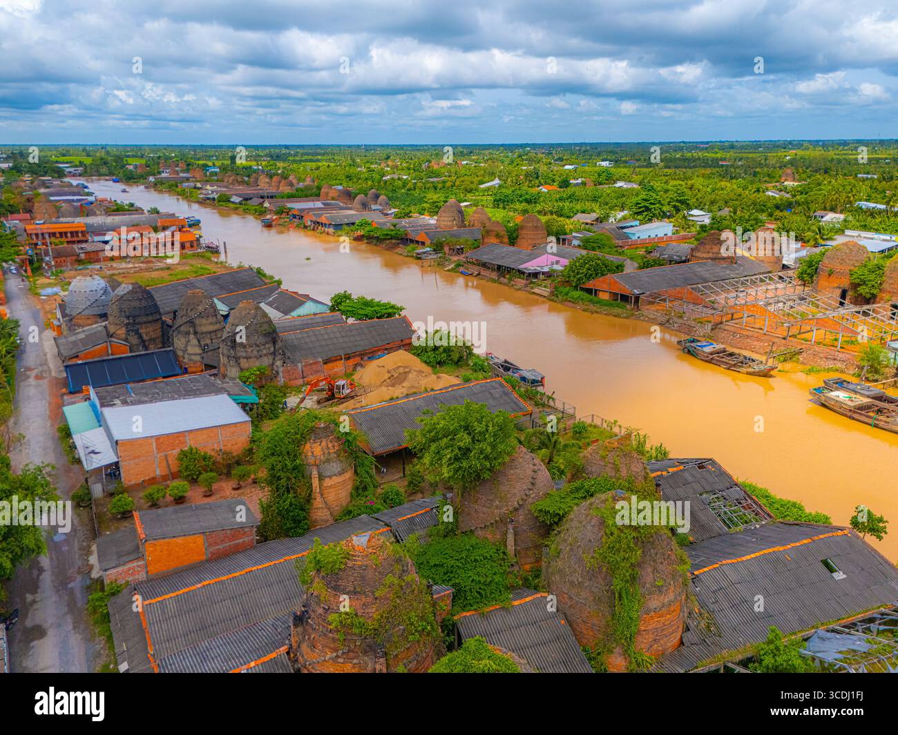Luftaufnahme des Mang Thit Backsteinofens in Vinh Long. Gebrannte Tonziegel für den traditionellen Bau von Vietnamesisch, Mekong Delta, Provinz Vinh Long, Stockfoto Luftaufnahme des Mang Thit Backsteinofens in Vinh Long. Gebrannte Tonziegel für den traditionellen Bau von Vietnamesisch, Mekong Delta, Provinz Vinh Long, Stockfoto