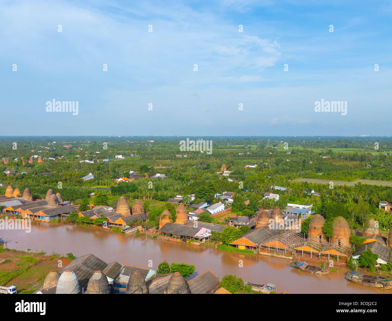 Luftaufnahme des Mang Thit Backsteinofens in Vinh Long. Gebrannte Tonziegel für den traditionellen Bau von Vietnamesisch, Mekong Delta, Provinz Vinh Long, Stockfoto Luftaufnahme des Mang Thit Backsteinofens in Vinh Long. Gebrannte Tonziegel für den traditionellen Bau von Vietnamesisch, Mekong Delta, Provinz Vinh Long, Stockfoto
