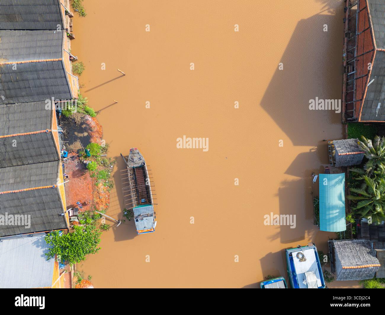 Luftaufnahme des Mang Thit Backsteinofens in Vinh Long. Gebrannte Tonziegel für den traditionellen Bau von Vietnamesisch, Mekong Delta, Provinz Vinh Long, Stockfoto Luftaufnahme des Mang Thit Backsteinofens in Vinh Long. Gebrannte Tonziegel für den traditionellen Bau von Vietnamesisch, Mekong Delta, Provinz Vinh Long, Stockfoto