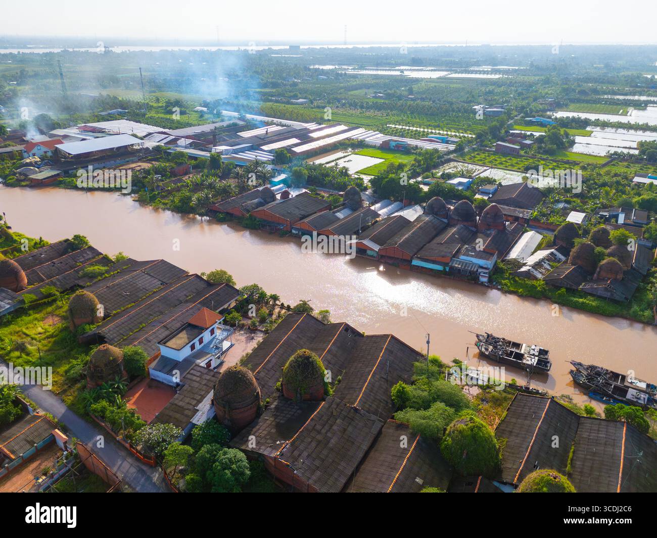 Luftaufnahme des Mang Thit Backsteinofens in Vinh Long. Gebrannte Tonziegel für den traditionellen Bau von Vietnamesisch, Mekong Delta, Provinz Vinh Long, Stockfoto Luftaufnahme des Mang Thit Backsteinofens in Vinh Long. Gebrannte Tonziegel für den traditionellen Bau von Vietnamesisch, Mekong Delta, Provinz Vinh Long, Stockfoto