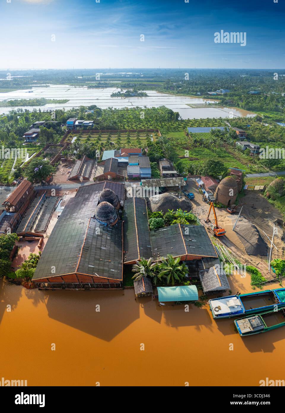 Luftaufnahme des Mang Thit Backsteinofens in Vinh Long. Gebrannte Tonziegel für den traditionellen Bau von Vietnamesisch, Mekong Delta, Provinz Vinh Long, Stockfoto Luftaufnahme des Mang Thit Backsteinofens in Vinh Long. Gebrannte Tonziegel für den traditionellen Bau von Vietnamesisch, Mekong Delta, Provinz Vinh Long, Stockfoto