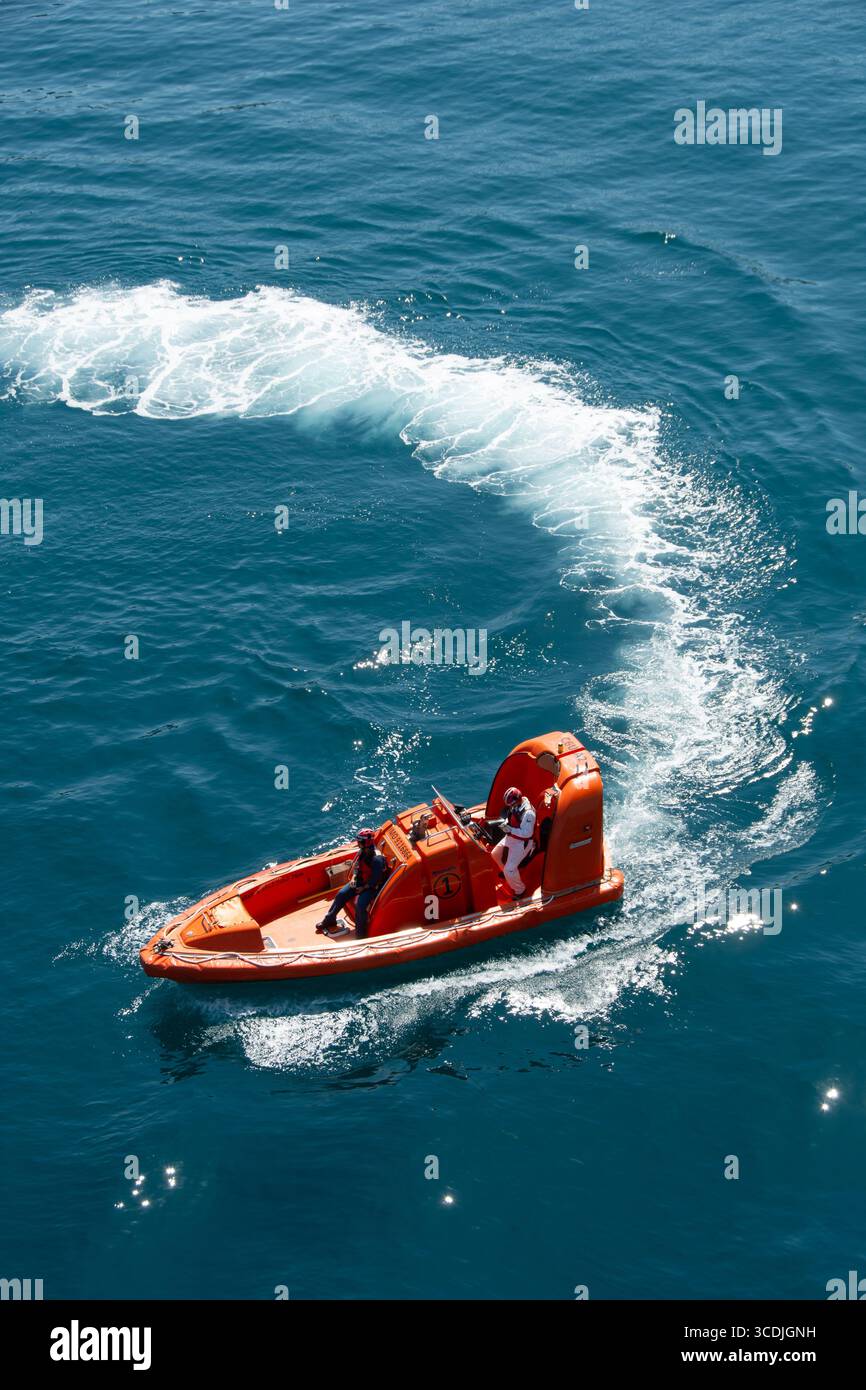 Rettungsbootbesatzung übt Notfallübung Stockfoto