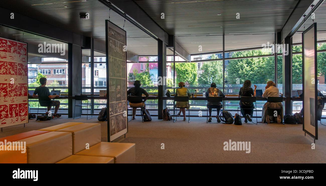 Universitätsstudenten mit Laptops, die in der öffentlichen Bibliothek de Krook für ihre erneute Prüfung während der Sommerferien in der Stadt Gent, Belgien, studieren Stockfoto