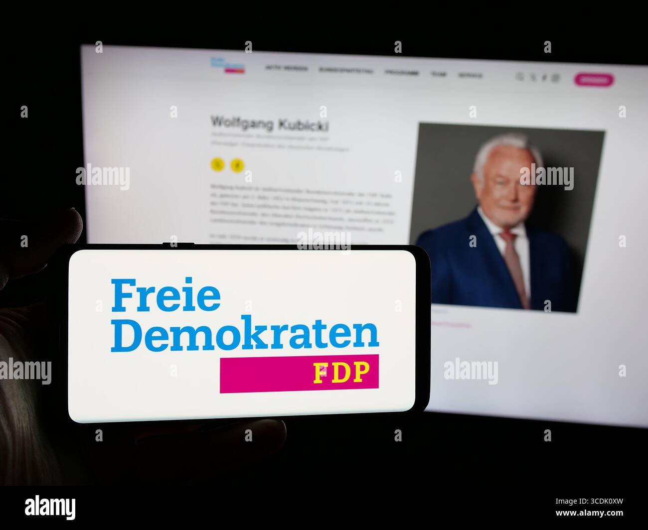 Stuttgart, Deutschland - 07-30-2025: Person mit Smartphone mit Logo der Freien Demokratischen Partei (FDP) auf dem Bildschirm vor der Website. Stockfoto