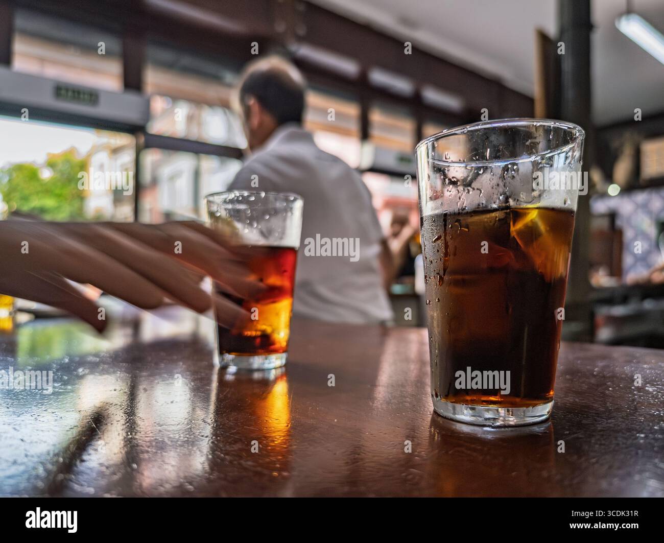 Gäste genießen Vermut in der Taberna Vizcaino in Sevilla und fangen die lebendige Essenz der andalusischen Kultur und des gesellschaftlichen Lebens ein. Stockfoto Gäste genießen Vermut in der Taberna Vizcaino in Sevilla und fangen die lebendige Essenz der andalusischen Kultur und des gesellschaftlichen Lebens ein. Stockfoto
