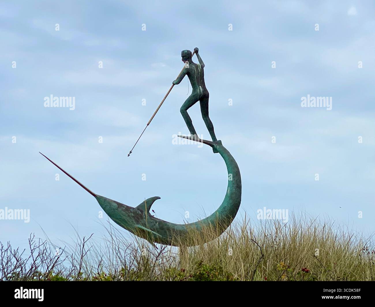 Wunderschönes Kunstwerk im Freien in Chilmark, dem bronzenen Schwertfisch-Harponer Sculpture. - Smartphone-aufgenommenes Stockfoto