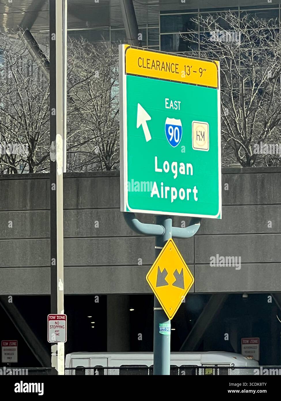 Highway-Schild für Logan Airport / Mass Pike in östlicher Richtung in Boston, MA - Smartphone-aufgenommenes Stockfoto