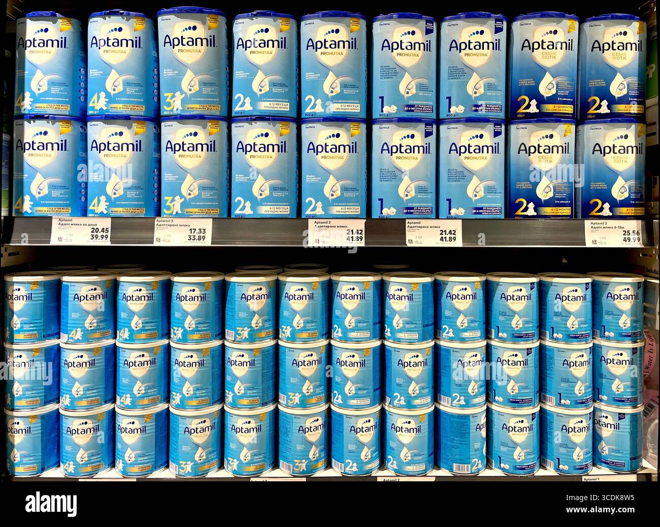 Aptamil Behälter für Säuglingsanfangsnahrung in Supermarktregeln in Bulgarien, Osteuropa EU, Babymilchmarke, Einzelhandelsverpackung, Nährstoffprodukte Stockfoto