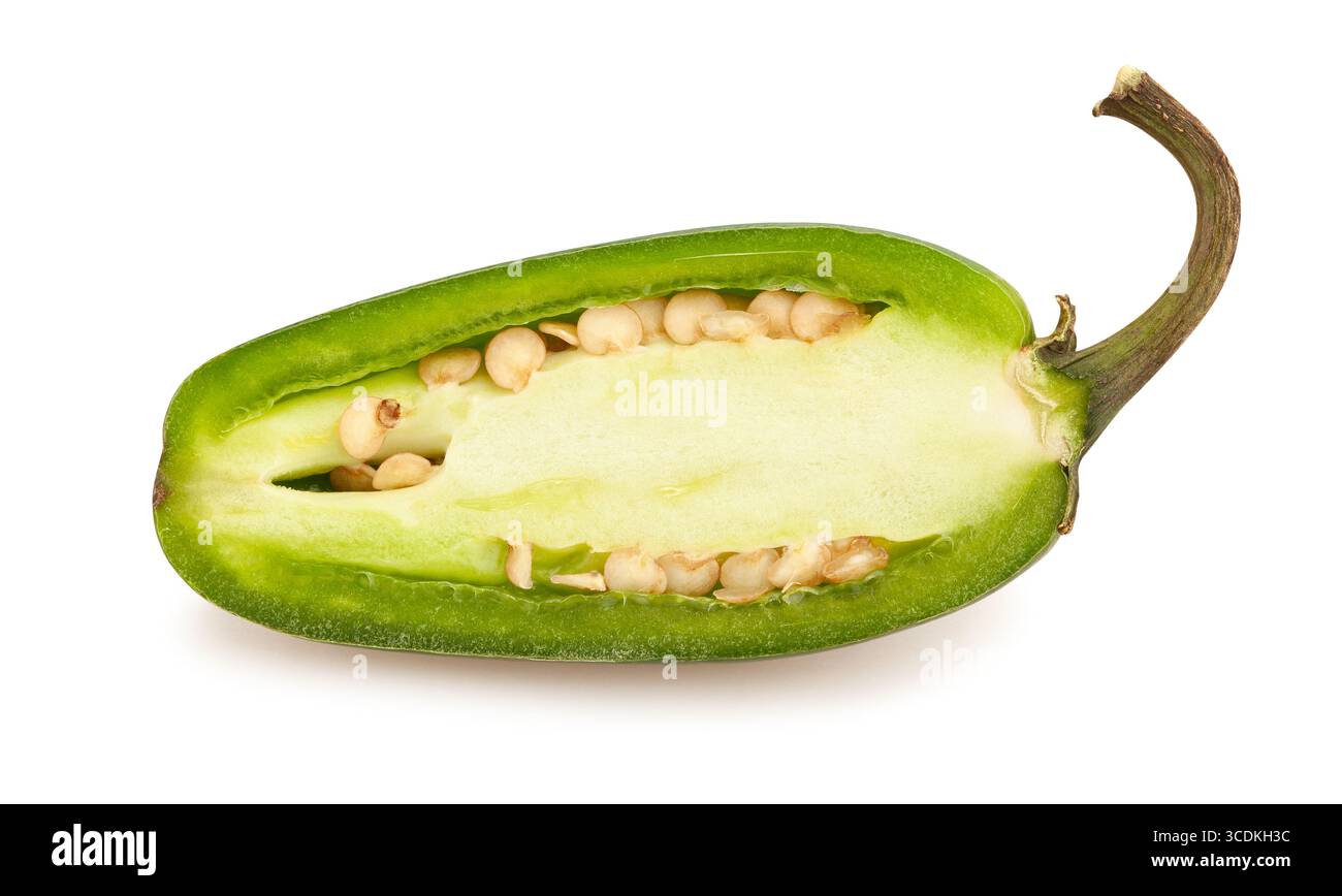 In Scheiben geschnittener Jalapeno-Chili-Pfefferpfad isoliert auf weiß Stockfoto